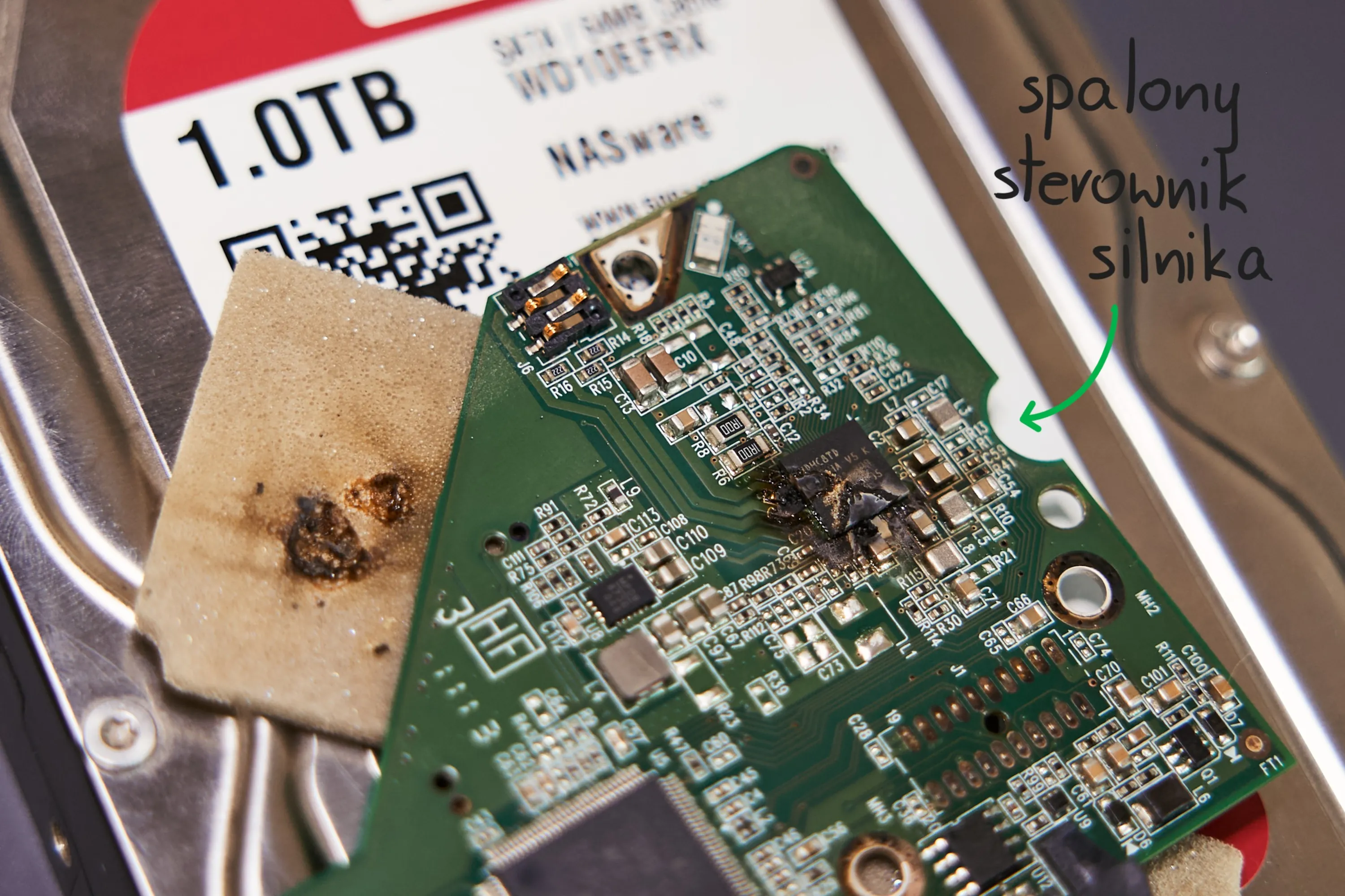 Uszkodzona elektronika dysku HDD – spalony sterownik silnika na płytce PCB