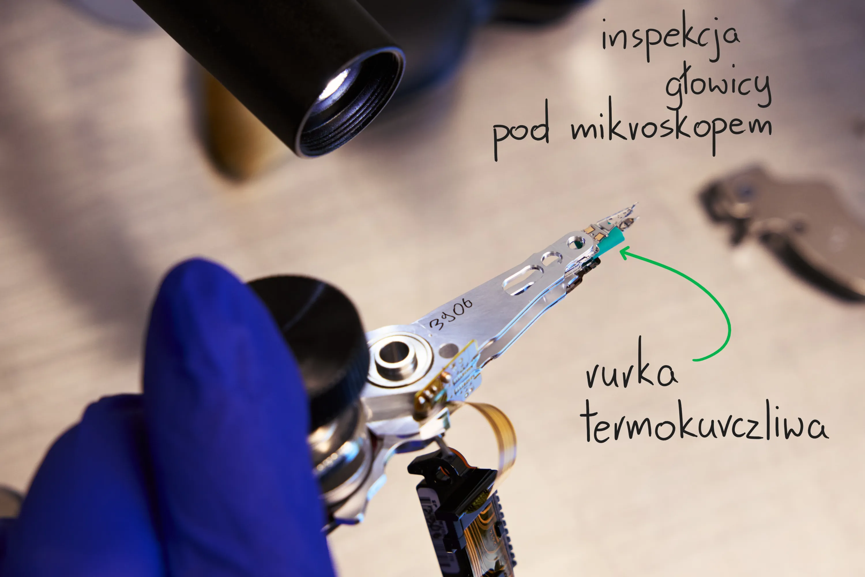 Inspekcja zespołu głowic dysku HDD pod mikroskopem – analiza uszkodzeń