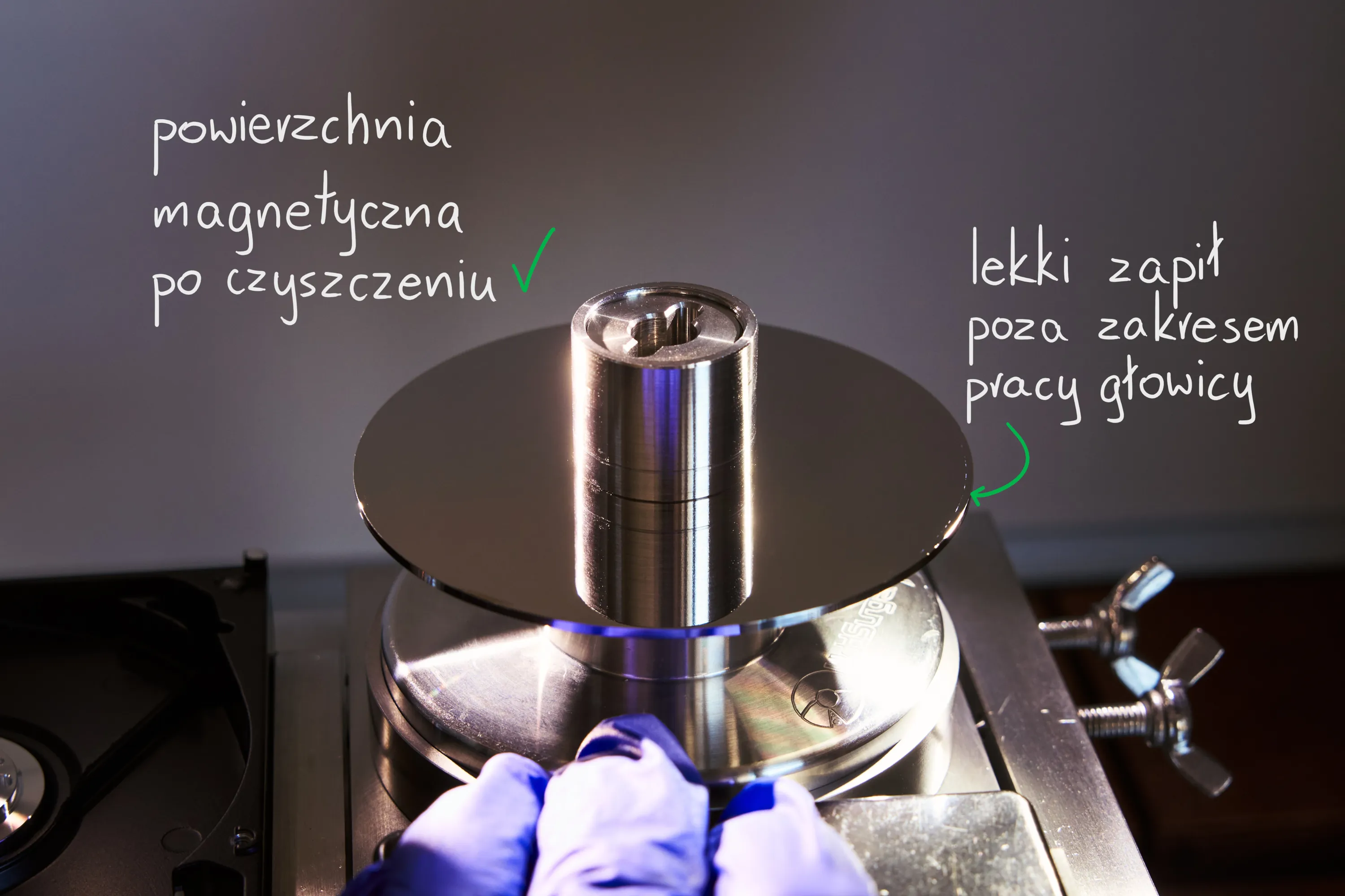 Talerz dysku HDD na stanowisku po czyszczeniu – inspekcja przed ponownym montażem