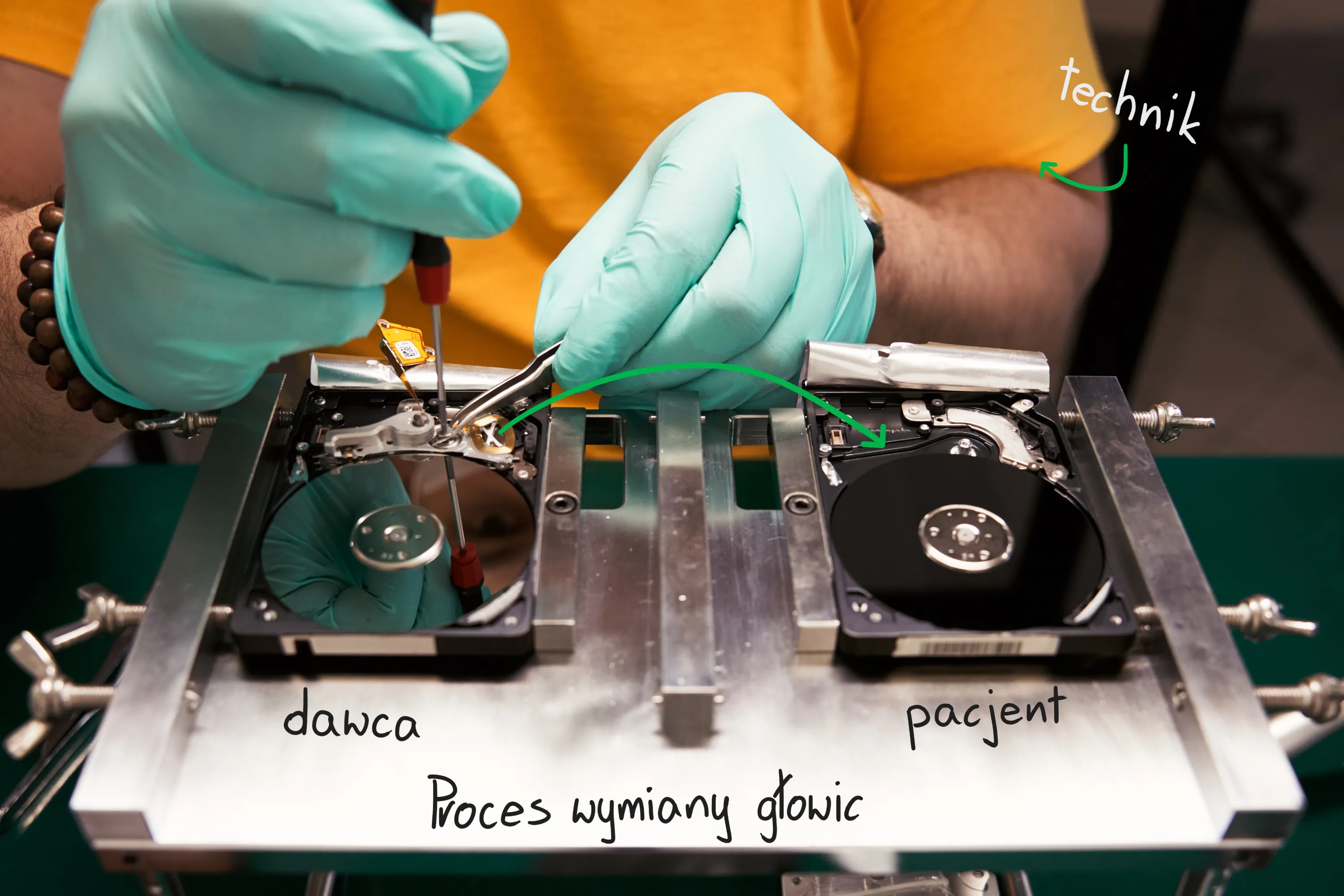 Prace serwisowe przy dwóch dyskach HDD w laboratorium – dawca i pacjent na stanowisku