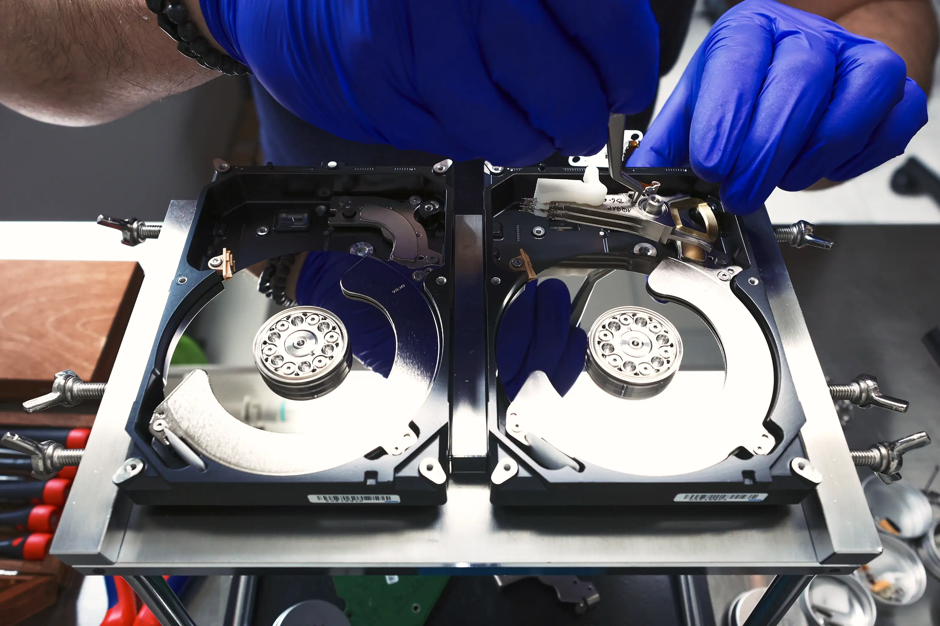 Prace serwisowe przy dwóch dyskach HDD w laboratorium – dawca i pacjent na stanowisku – HEX SERWIS