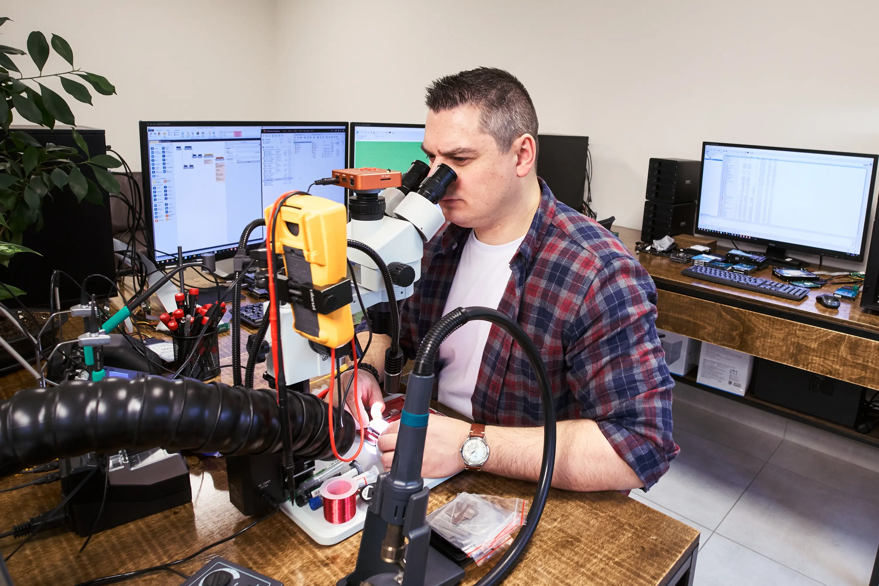 Specjalista odzyskiwania danych i założyciel firmy Łukasz Wasilkowski – HEX SERWIS