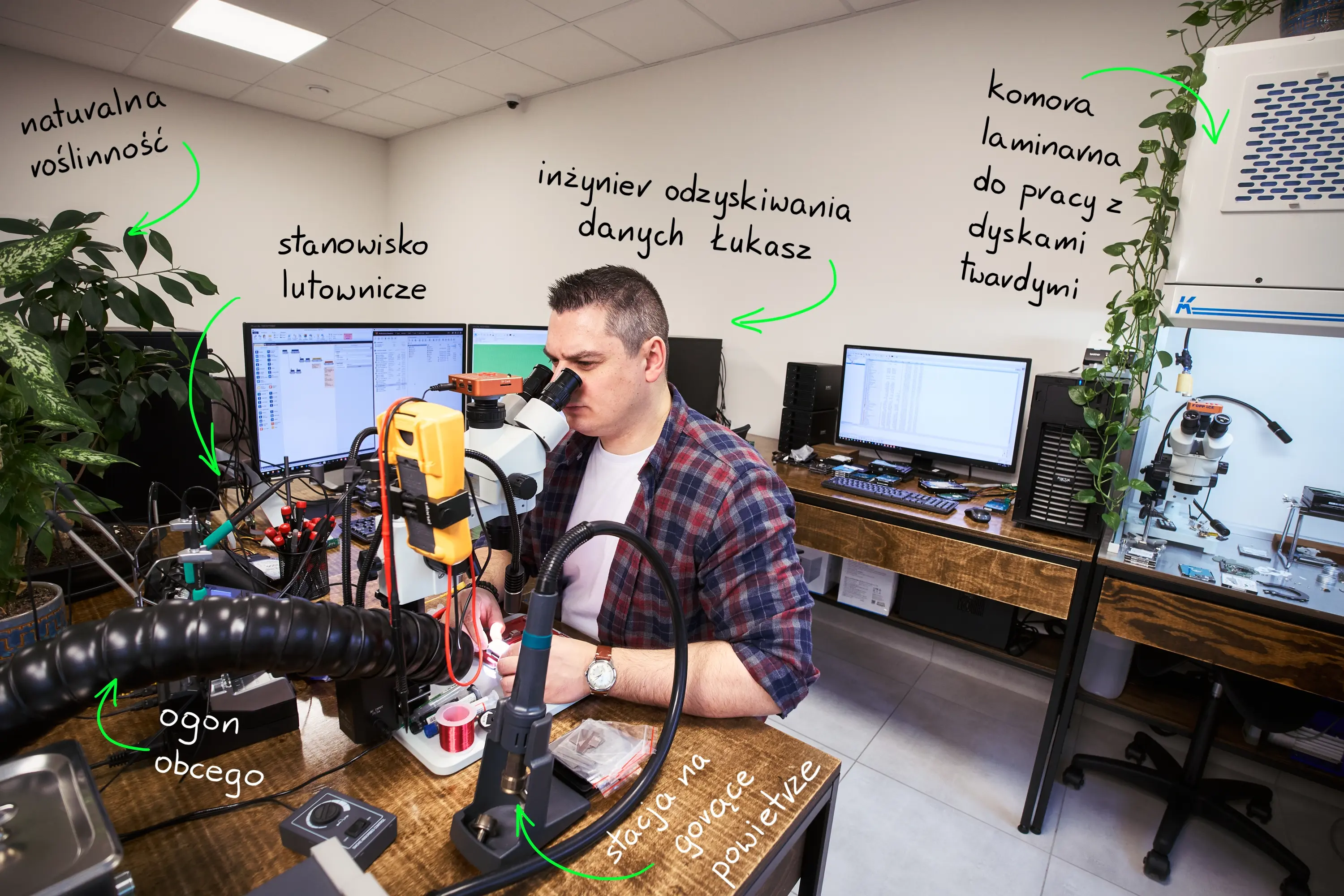 Inżynier Łukasz podczas inspekcji dysku NVMe pod mikroskopem w HEX SERWIS