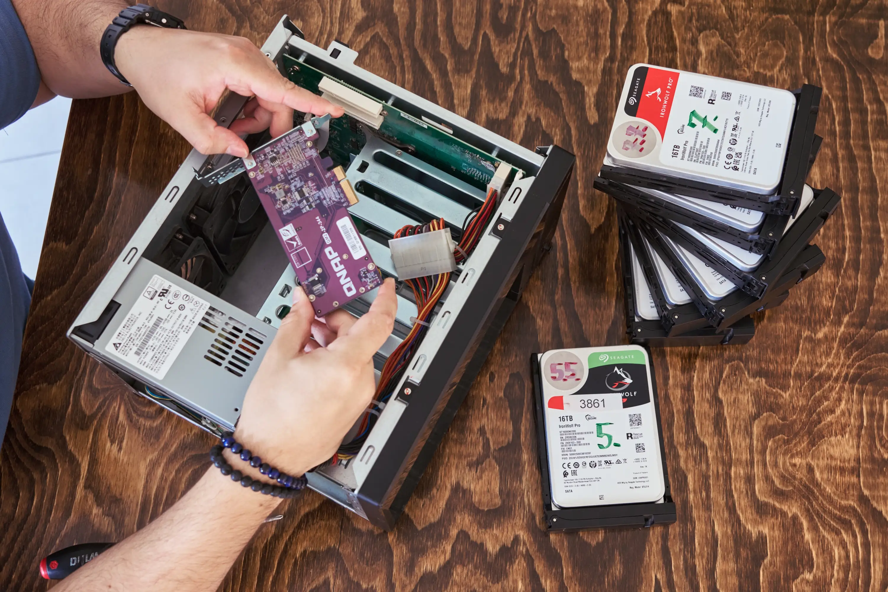 QNAP z macierzą RAID5 HDD oraz RAID1 NVMe SSD cache podczas odzyskiwania danych – HEX SERWIS
