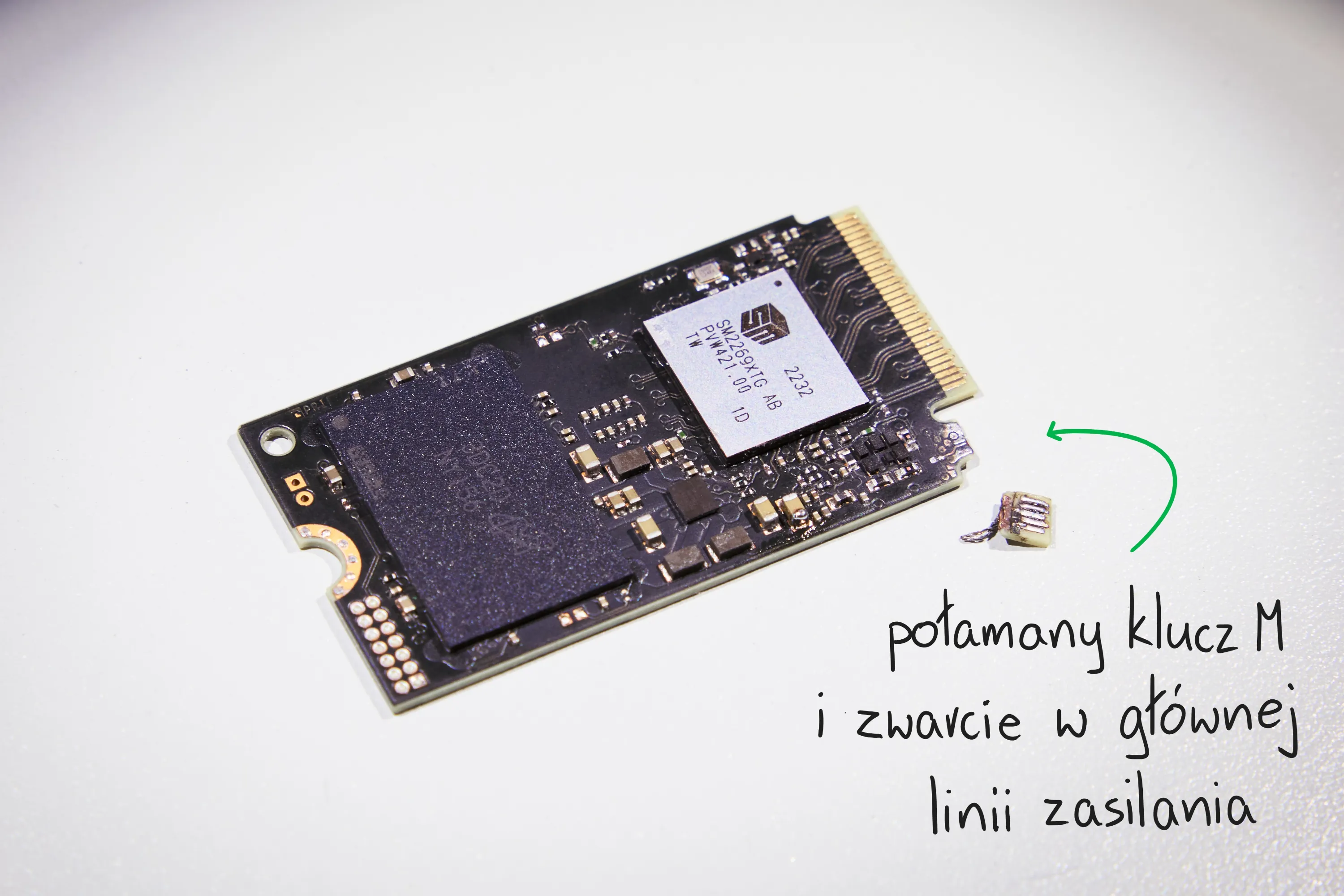 Uszkodzona elektronika dysku SSD – połamany klucz M i zwarcie w głównej linii zasilania